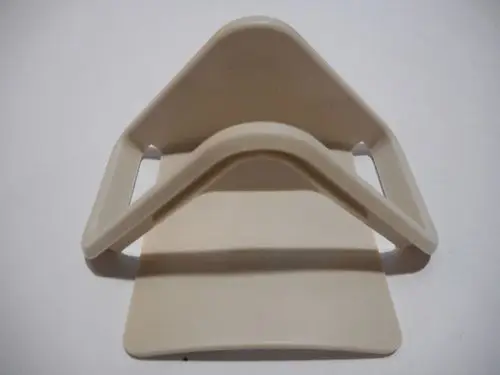 Handgriff in heller Farbe, möglicherweise von Remeha, mit einer geformten Struktur zur Unterstützung oder als Halterung. Neutraler Hintergrund.